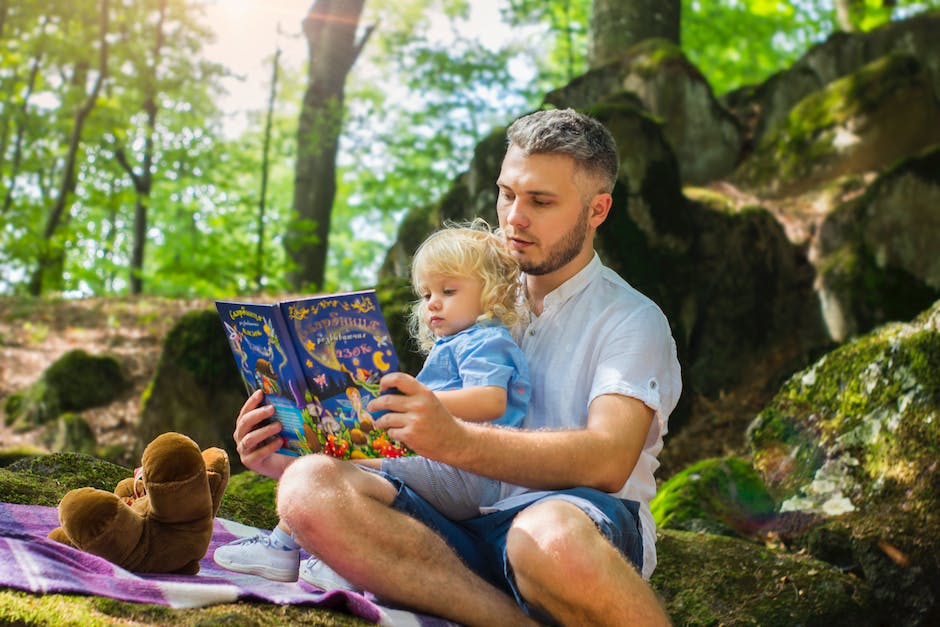 An image of a parent and child discussing dreams, symbolizing the importance of dream analysis in parenting.